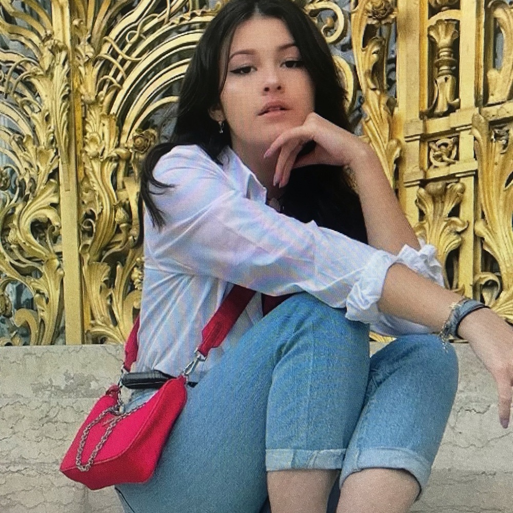 Meet your Posher, Nola